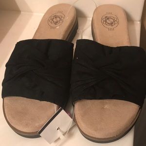 Black slide sandal